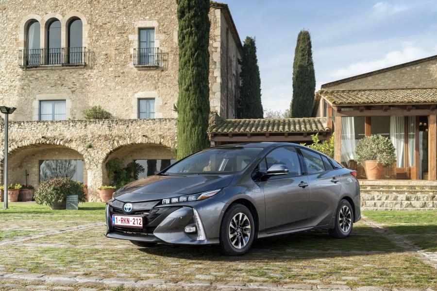  Toyota Prius Plug-in Hybrid 2016 года  (фото 12 из 187)